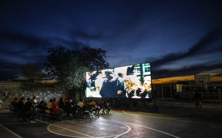  Vecinos disfrutan la primera función de los “Ciclos de Cine de Verano” en Praderas del Sol