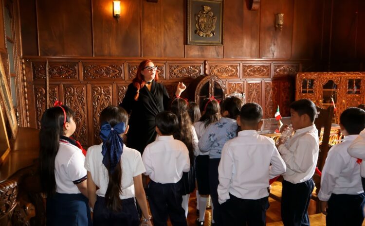  Alumnos de la primaria Luis Ramírez visitan la Antigua Presidencia Municipal y conocen parte de la historia de Juárez