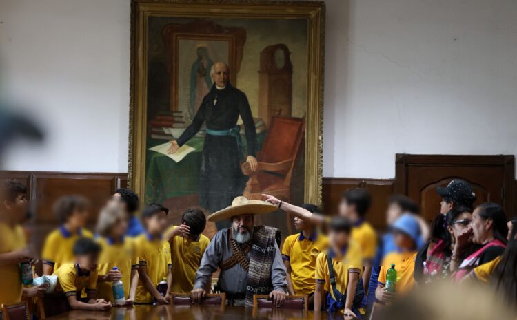  Alumnos del Colegio Rayenare recorren la Antigua Presidencia Municipal