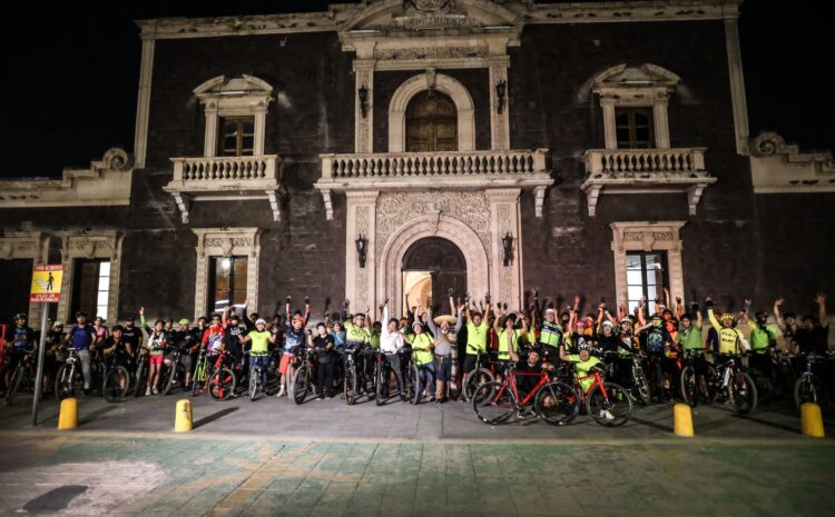  Grupo de ciclistas realiza recorrido nocturno por la Antigua Presidencia Municipal