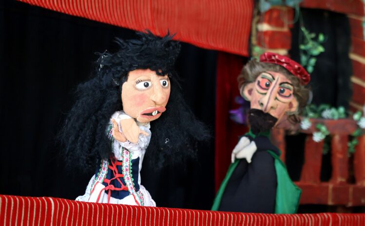  Disfrutan familias del Suroriente la función de títeres “Romeo y su Julieta”